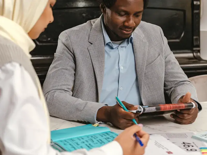 Professionnels examinant des documents