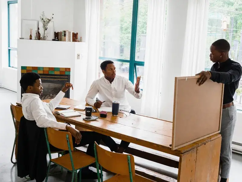 Trois hommes en réunion de travail