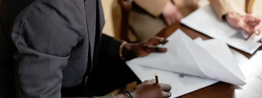 Participant signant un document